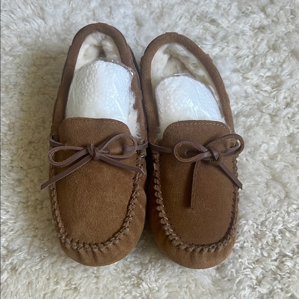 NEW - Dearfoams Fireside Cozy Brown Suede Moccasins with real fur
